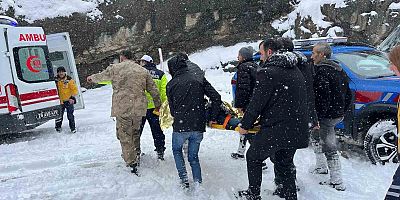 Gümüşhane’de dereye yuvarlanan kamyonetteki 5 kişi yaralandı
