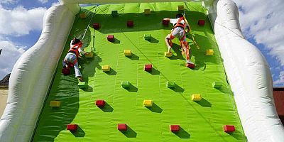 Gümüşhane’de düzenlenen şenlikte yüzlerce çocuk doyasıya eğlendi