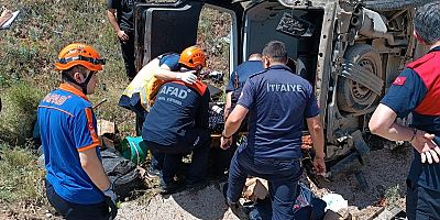 Gümüşhane’de Hafif Ticari Araç Takla Attı: Aynı Aileden 3 Kişi Yaralandı