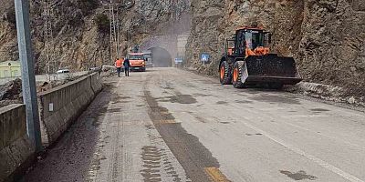 Gümüşhane’de heyelan sonrası kapanan yol yeniden ulaşıma açıldı