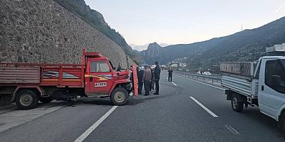 Gümüşhane'de istinat duvarına çarpan kamyonetin sürücüsü yaralandı