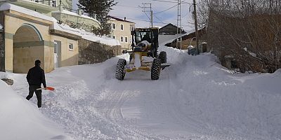 Gümüşhane’de kapanan köy yollarında kar mesaisi aralıksız sürüyor