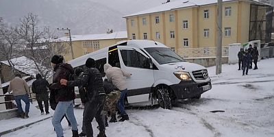 Gümüşhane’de kar yağışı kazalara neden oldu