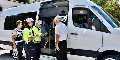 Gümüşhane’de önümüzdeki hafta başlayacak olan okulların açılışı öncesinde servis araçları İl Emniyet Müdürlüğü ekipleri tarafından denetlendi.