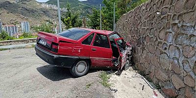 Gümüşhane’de otomobil duvara çarptı: 2 yaralı
