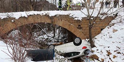 Gümüşhane’de otomobil köprüden uçtu: 2 yaralı