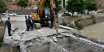 Gümüşhane’de riskli köprünün yıkımı başladı
