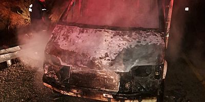 Gümüşhane'de seyir halindeki kamyonet yandı