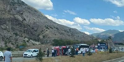 Gümüşhane'de Taş Yüklü Tır Devrildi