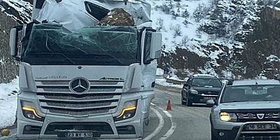 Gümüşhane’de tırın üzerine kaya düştü: Sürücü yaralandı