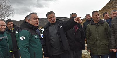 Gümüşhane'de toprak kayması sonucu çöken yolda çalışmalar sürüyor