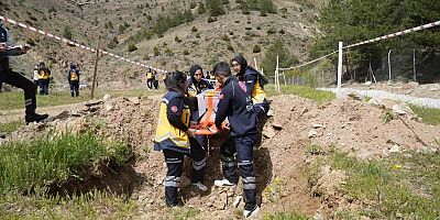 Gümüşhane’de üniversite öğrencileri afet tatbikatında yarıştı
