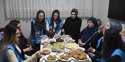 Gümüşhane'de üniversite öğrencileri ramazanda yaşlıları yalnız bırakmıyor