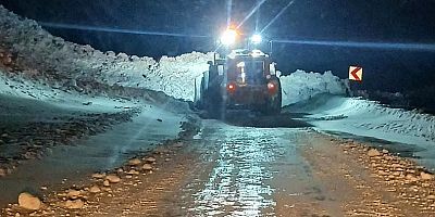 Gümüşhane’de Yağmurdere karayoluna çığ düştü