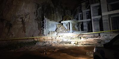 Gümüşhane’de yamaçtan kopan dev kayalar, inşaat halindeki binanın üstüne düştü