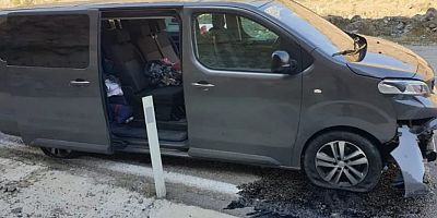 Gümüşhane’de Yamaçtan Kopan Kaya Parçası Araca Çarptı