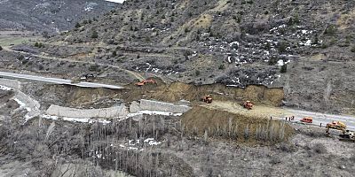 Gümüşhane-Erzincan karayolundaki heyelan bölgesinde çalışmalar sürüyor