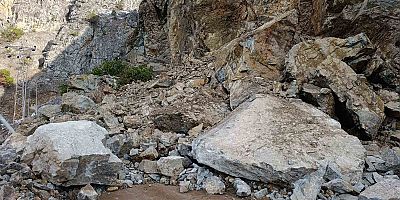 Gümüşhane-Giresun karayolu heyelan nedeniyle ulaşıma kapandı