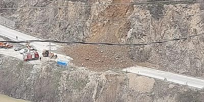 Gümüşhane-Giresun karayolunda heyelan sonrası kapanan yol yeniden ulaşıma açıldı