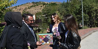 Gümüşhane Üniversitesi'nde öğrenciler çiçekler ile karşılandı
