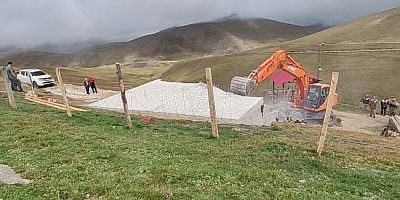 Gümüşhane yaylalarında kaçak yapıların yıkımı kararlılıkla sürüyor