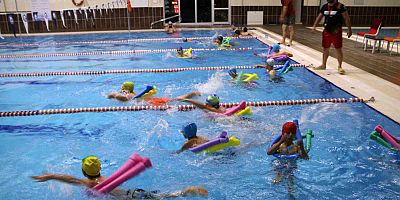 Gümüşhaneli çocuklar yaz tatilinde hem Kur’an okumayı hem yüzme öğreniyor