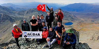Gümüşhaneli dağcılar Bayburt’un zirvesinde