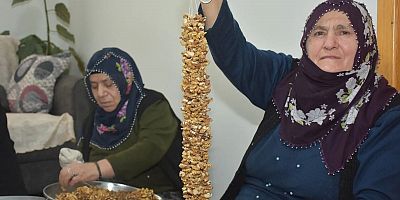 Gümüşhaneli Kadınlar Ceviz Dizerek Ev Ekonomisine Katkı Sağlıyor
