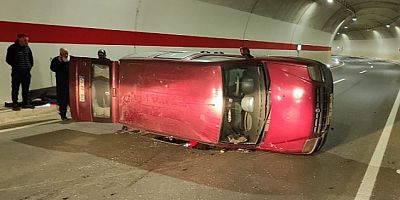 Hafif ticari araç tünel içinde yan yattı: 2 yaralı