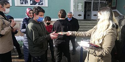 Harçlıklarıyla Miniklere Kitap Dağıttılar