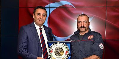 HARŞİT ÇAYI’NA DÜŞEN TÜRK BAYRAĞI’NI BULUNDUĞU YERDEN ÇIKARAN İTFAİYE ERİNİ AĞIRLADI