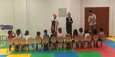 Hem Eğlendirdiler Hem de Eğlendiler