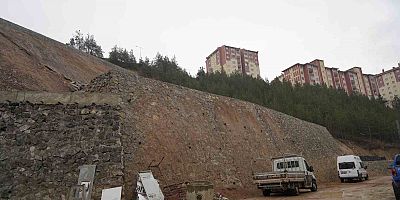 Heyelan sonrası yapılan istinat duvarlarında çatlaklar oluştu
