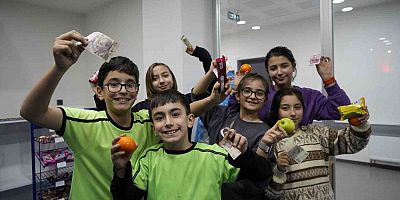 İşletmecisi olmayan okul kantininde öğrenciler alışveriş yaparken güven ve dürüstlük kavramlarını öğreniyor