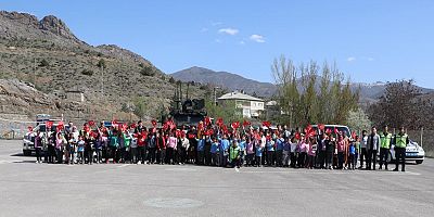 Jandarma Ekipleri 23 Nisan’da Köy Çocuklarını Unutmadı