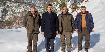 Karla Kaplı Dağlara Yaban Hayvanları için Yem Bıraktılar