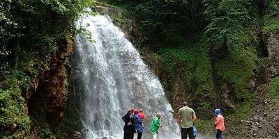 Karlar Eridi, Şelale Coştu! Gümüşhane’de Doğa Şöleni Başladı