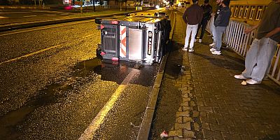 Kelkit’te Çöp Süpürme Aracı Yan Yattı