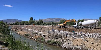 Kelkit’te Dere Islahı Çalışmaları Hız Kazandı, Parklarda Temizlik Seferberliği Sürüyor