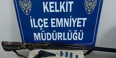 Kelkit'te Ruhsatsız Silah ve Tarihi Eserler Ele Geçirildi