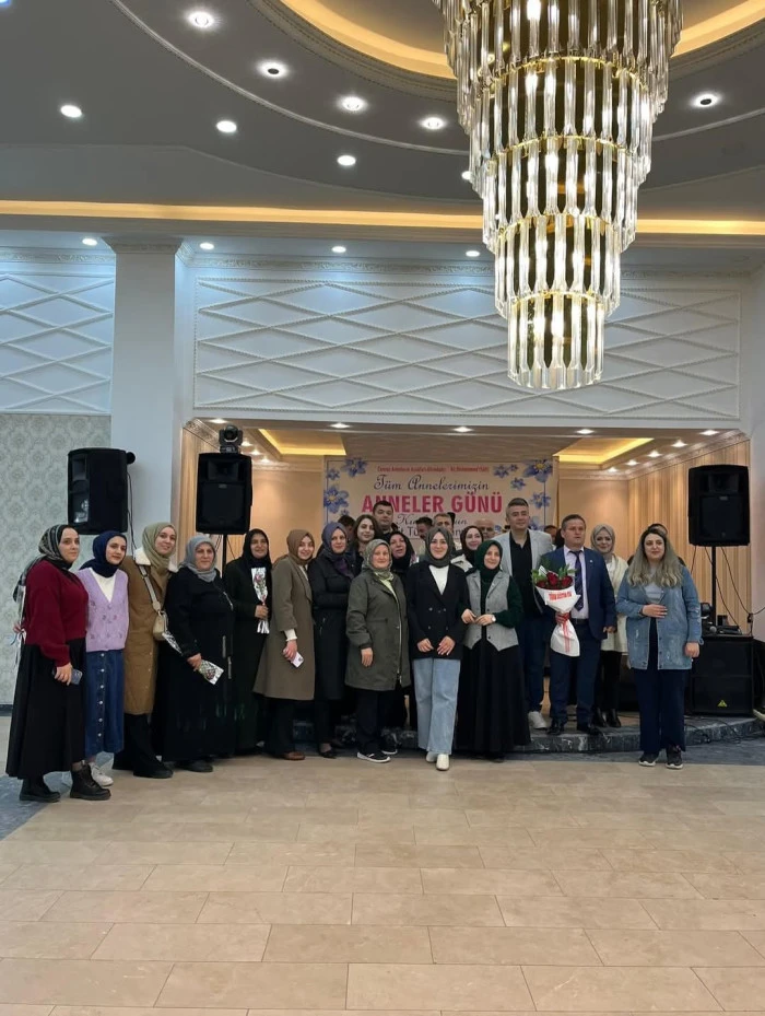 KELKİT TÜRK EĞİTİM-SEN AİLESİ ANNELER GÜNÜ'NÜ ONUR AKGÜL KONSERİ İLE KUTLADI
