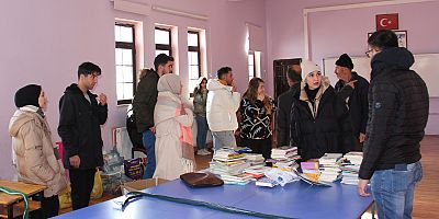 Köy Okuluna Kütüphane Yaptılar