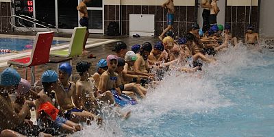 Köyden gelen çocuklar ilk defa havuzla tanıştı