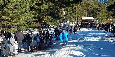 Kurtuluş Coşkusunda Kayak Gösterisi: Muzaffer Demirhan Vefa ile Anıldı
