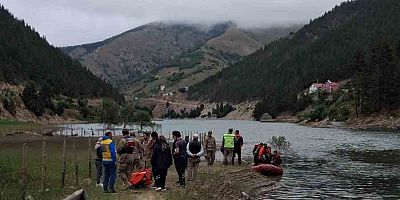 Kürtün İlçesi  baraj gölüne düşen araçtaki  1 kişi öldü,