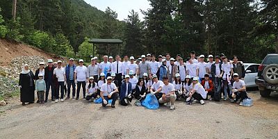 Lise Öğrencileri Ormanlık Alanda Atık Topladı