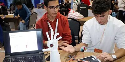 Liseliler, ellerini kaybedenler için 'robot el' geliştirdi