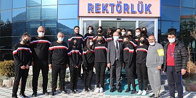 Malatya Kız Voleybol Takımından Rektöre Ziyaret