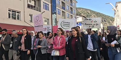  Meme Kanserine Farkındalık Oluşturmak İçin Yürüdüler