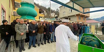 Minibüsün çarptığı kadın 70 metrelik uçuruma yuvarlanarak hayatını kaybetti